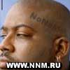 Мужчина с татуировкой «Notorious» на лбу и надписью «WWW.NNM.RU» внизу изображения.
