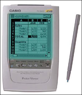 Карманный компьютер Casio Pocket Viewer с экраном, отображающим таблицу продаж за январь и февраль, и стилусом рядом.