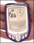 Фиолетовый карманный компьютер Psion Series 5 с экраном, на котором отображены часы, иконка телефона и клавиатура устройства.