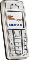 Серебристый мобильный телефон Nokia с экраном, на котором изображены две руки, готовые к рукопожатию, и логотип NOKIA под ними.