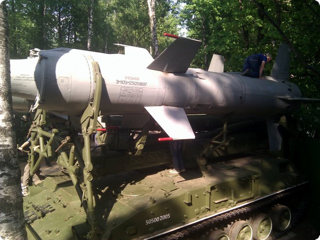 Большая ракета на гусеничной пусковой установке в лесу, на ней сидит человек, видны маркировки и номер 505002005.