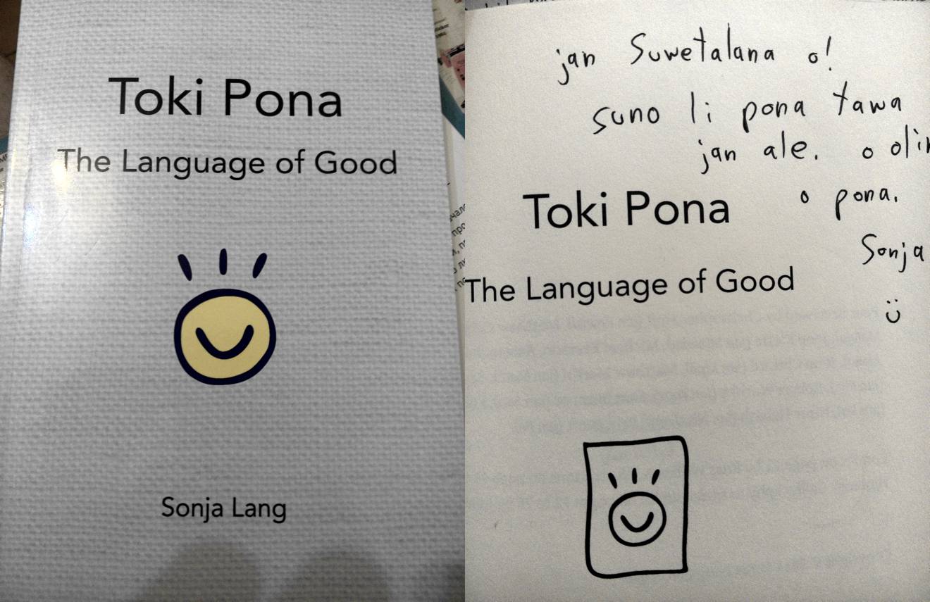 Обложка книги «Toki Pona: The Language of Good» Соньи Ланг с жёлтым смайликом и рукописная страница с надписью на токипона и подписью «Sonja