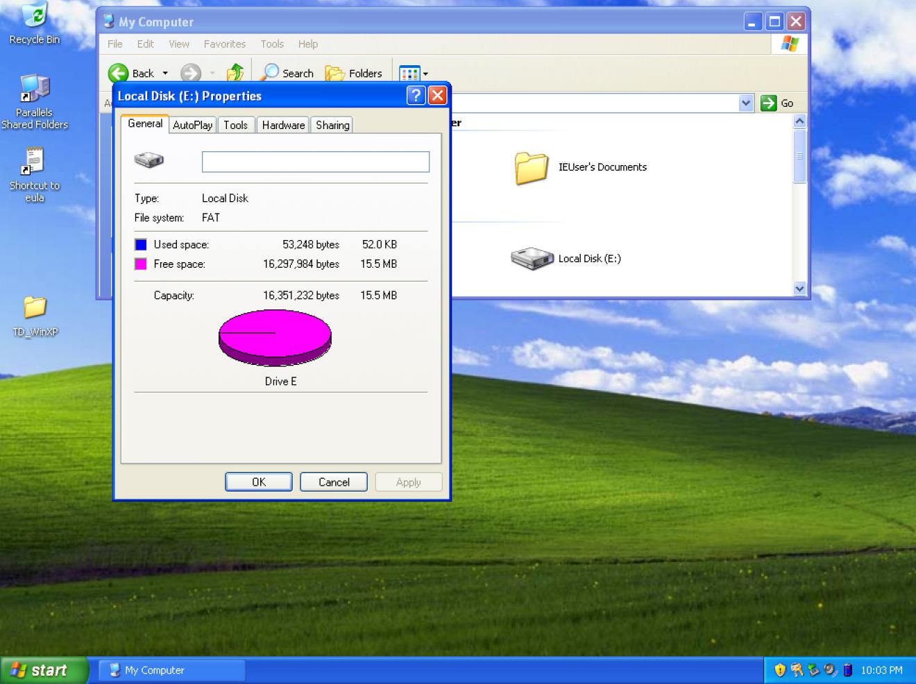 Скриншот Windows XP: окно свойств диска E (FAT, 15.5 МБ, 52 КБ занято) поверх «Мой компьютер» с папкой IEUser’s Documents и иконкой диска E на фоне рабочего стола.