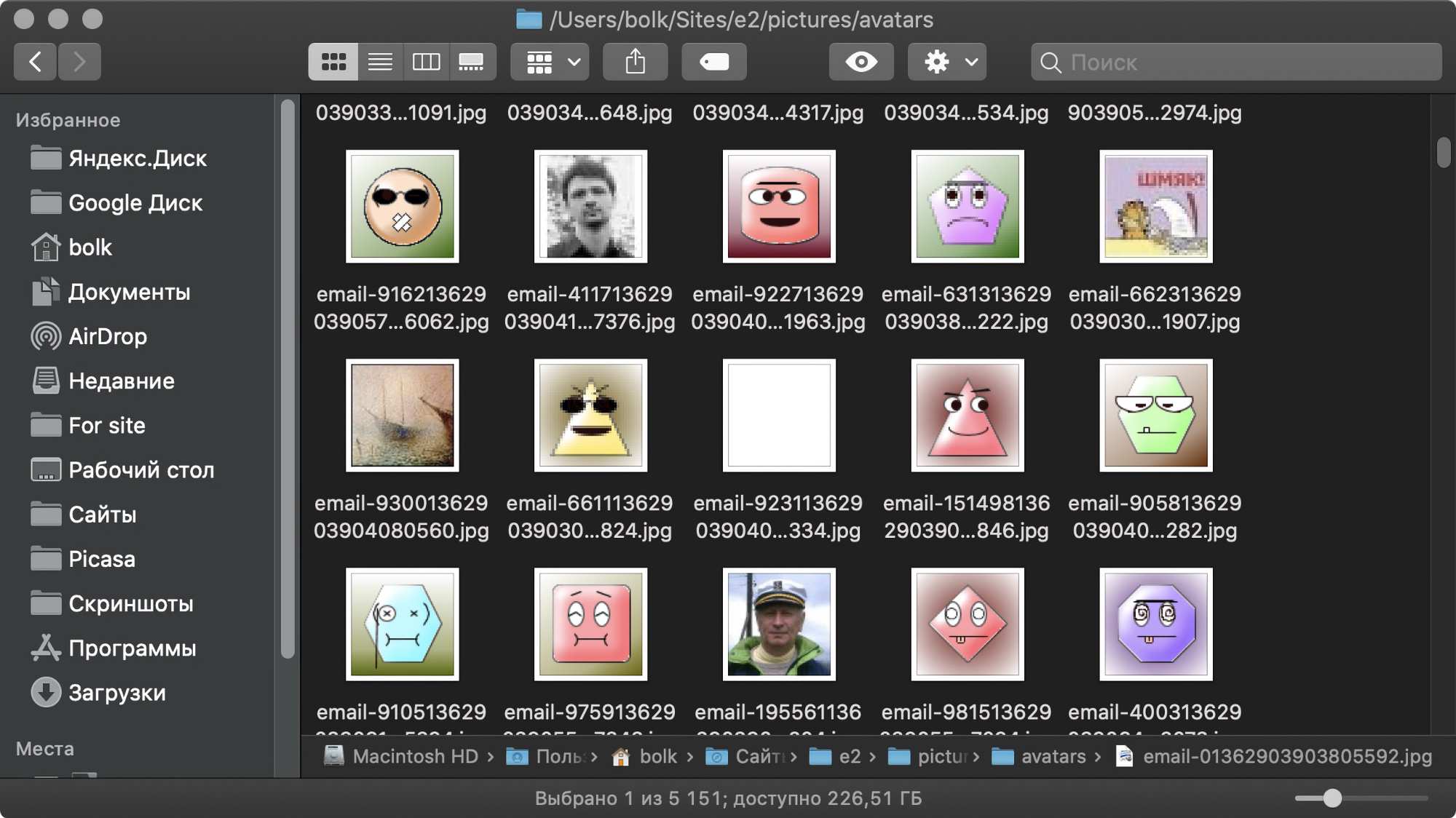 Скриншот Finder macOS с папкой avatars: 15 миниатюр аватаров (мемы, лица, геометрические фигуры) и имена файлов email-...jpg; путь /Users/bolk/Sites/e2/pictures/avatars