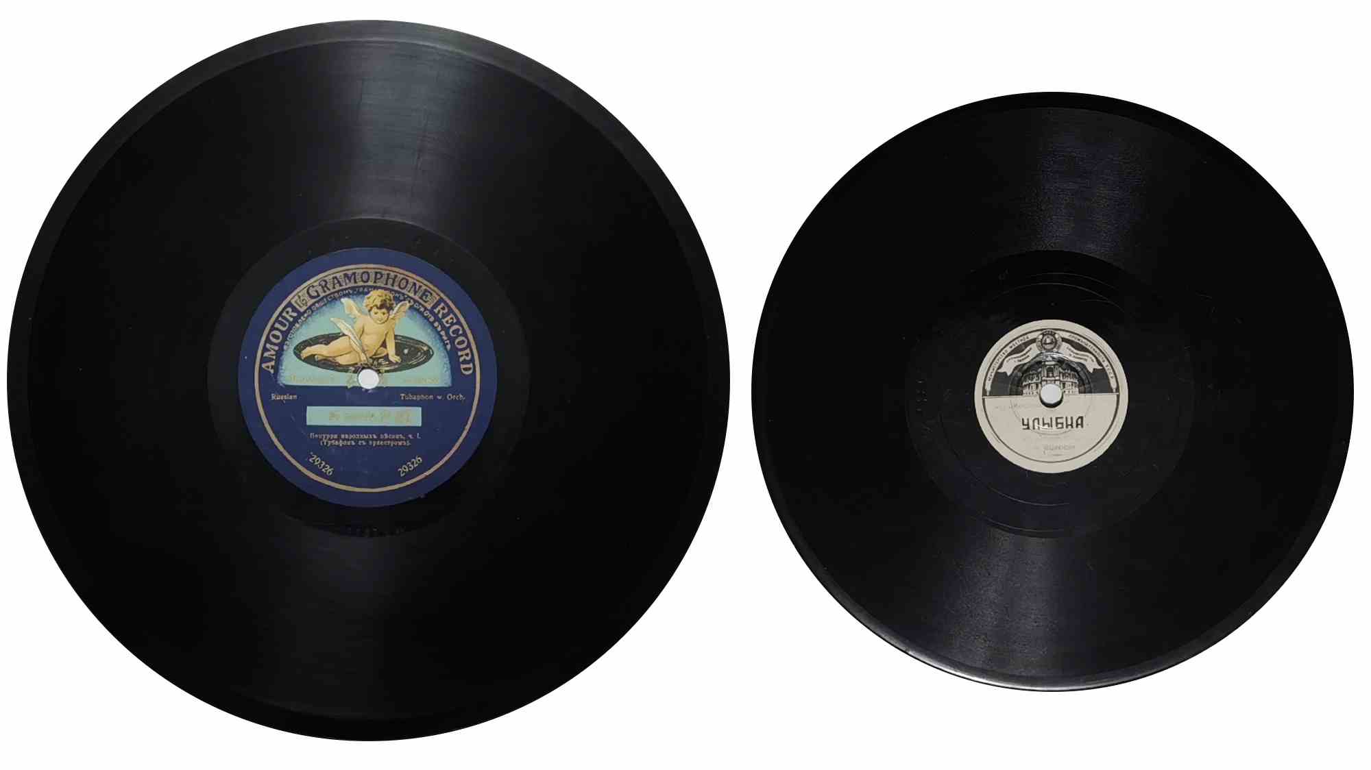Два виниловых диска: левый с этикеткой «AMOUR & GRAMOPHONE RECORD» и изображением ангела, правый — с этикеткой «ЧУШЕВА» и архитектурным рисунком.