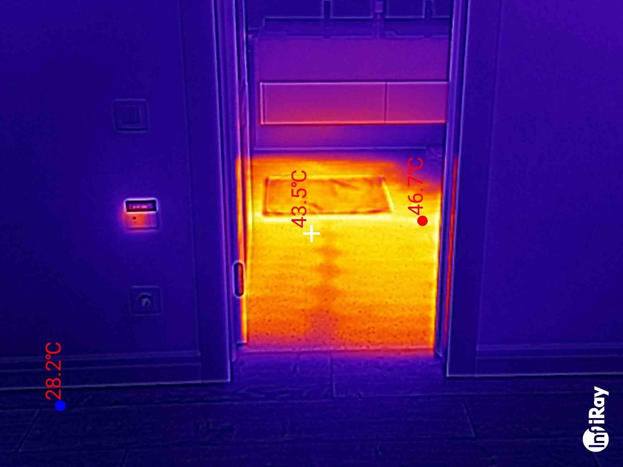 Тепловизионное изображение двери с температурными метками: 28,2°C на стене, 43,5°C и 46,7°C на дверном полотне, логотип InfiRay в углу.