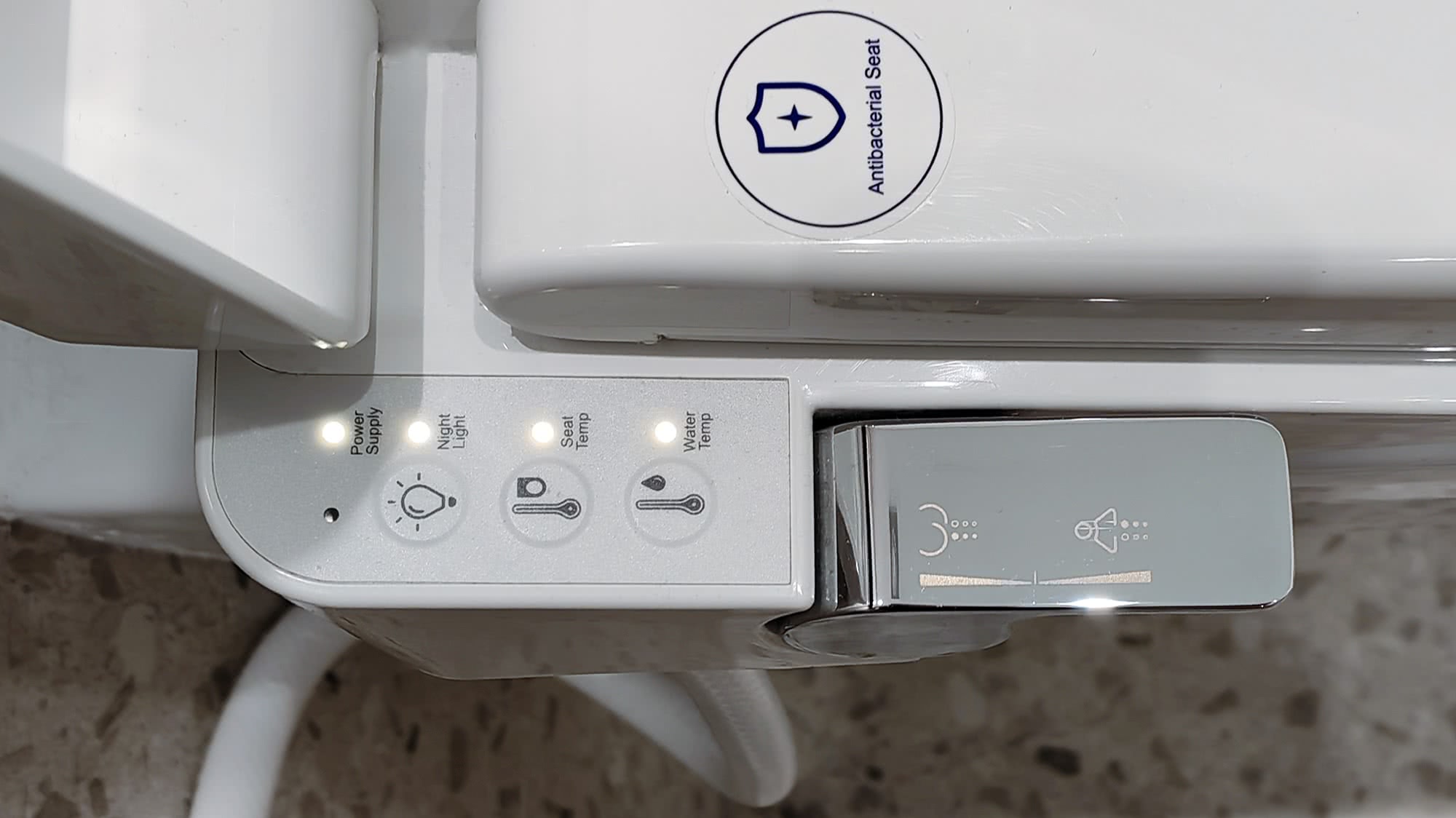 Панель управления биде с индикаторами Power Supply, Night Light, Seat Temp, Water Temp и наклейкой Antibacterial Seat.