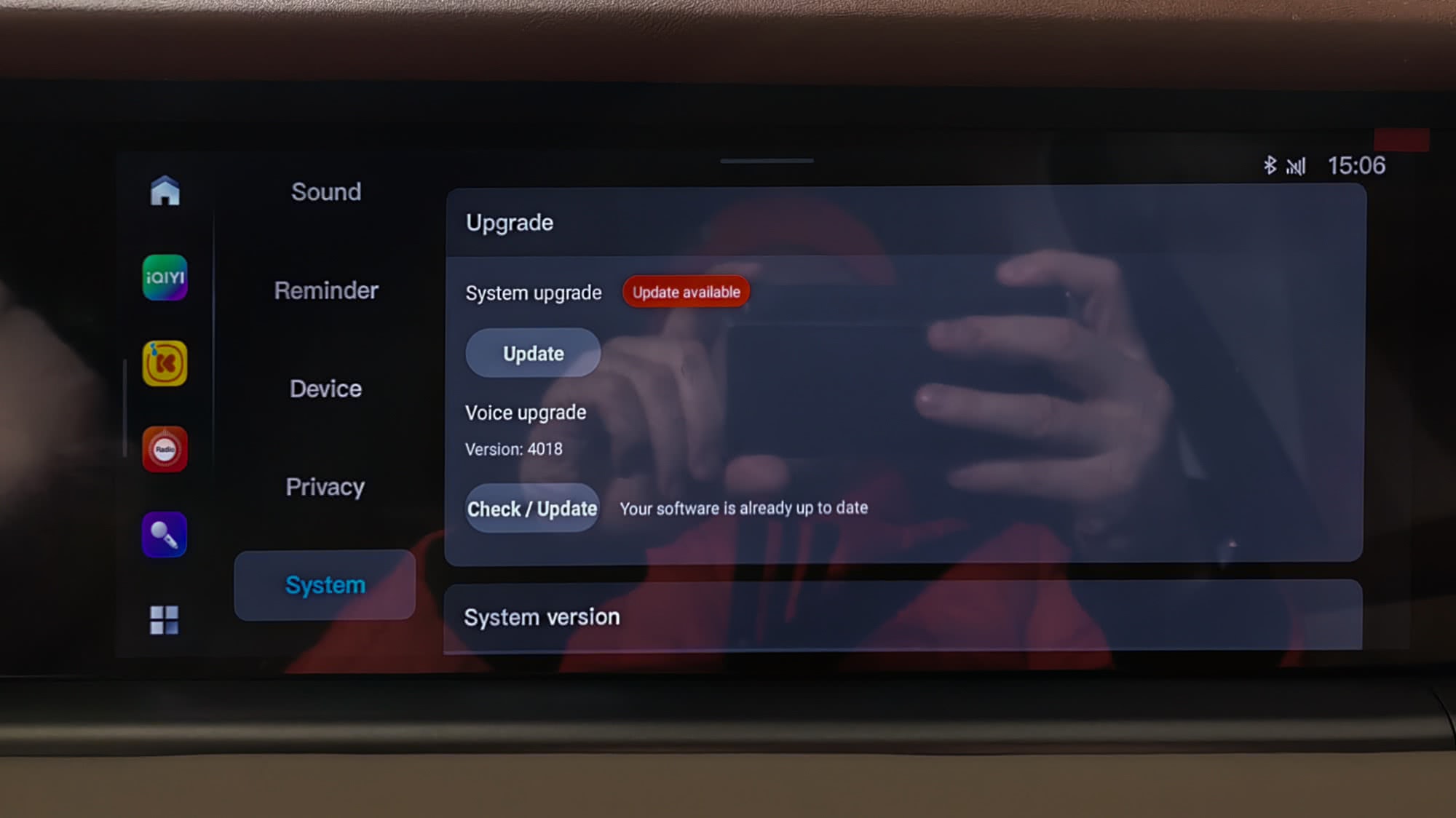 Экран авто: раздел System. Доступны обновления «Upgrade» и «Voice upgrade» (v4018). Кнопка Check/Update. Сообщение: «Ваше ПО уже обновлено».