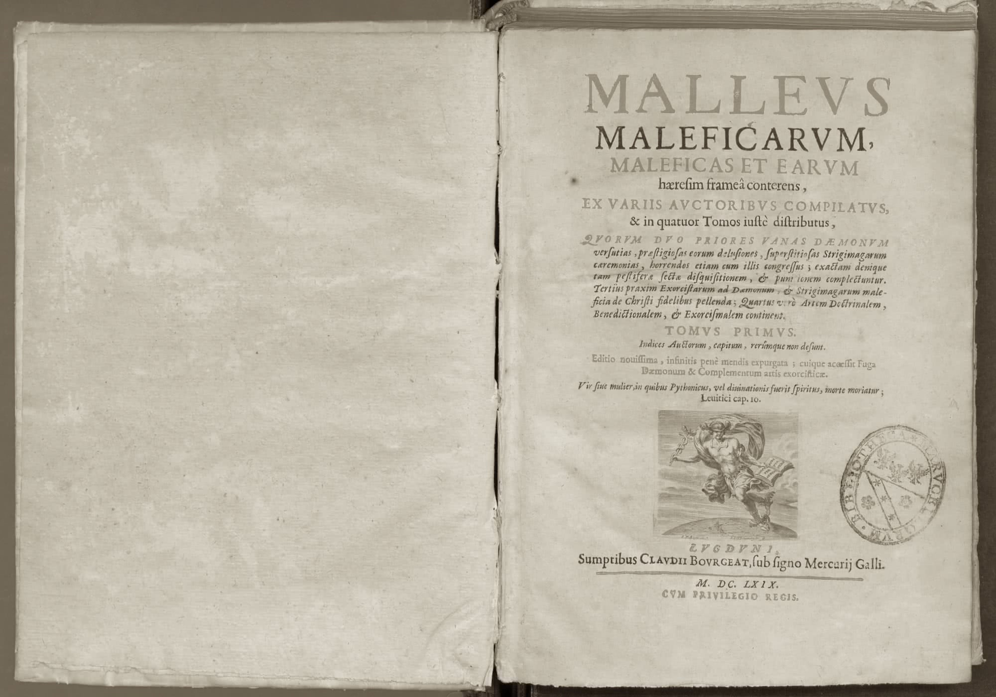 Титульный лист первого тома «Молота ведьм» (Malleus Maleficarum), изданного в Лионе в 1669 году, с гравюрой и библиотечным штампом.