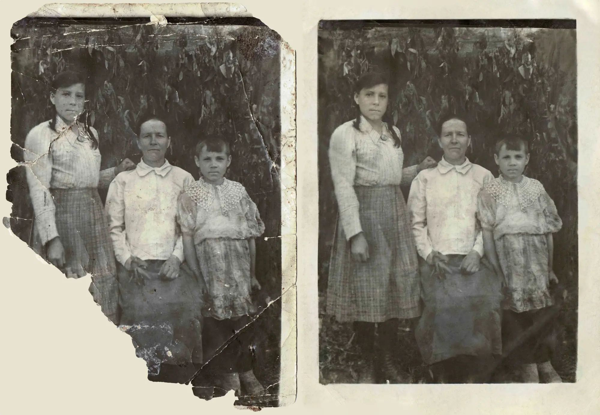 Слева — сильно повреждённая старая чёрно-белая фотография трёх девочек на фоне листвы; справа — её цифровая реставрация без трещин и потёртостей.