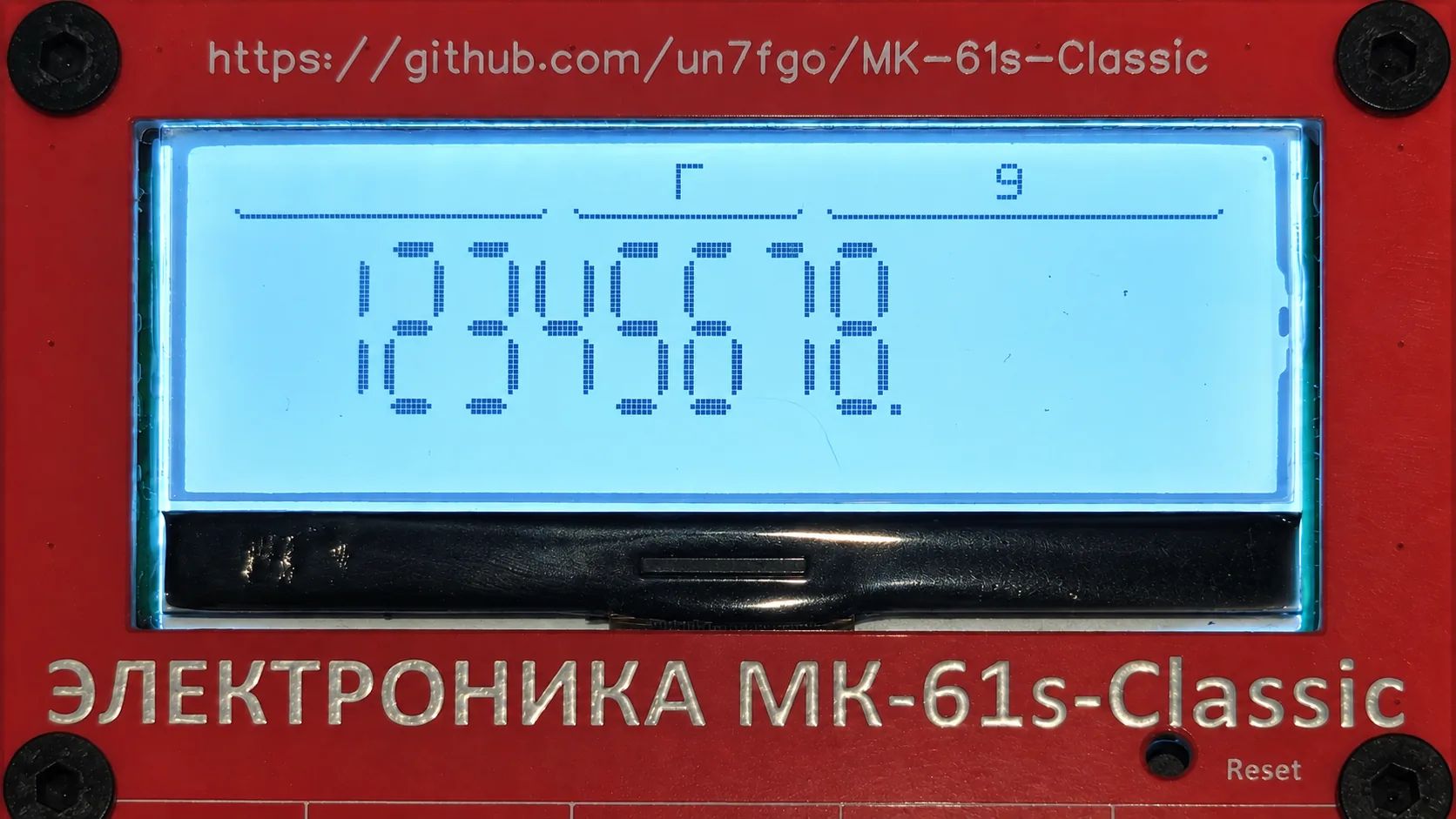 На красном корпусе калькулятора МК-61s Classic отображаются цифры и буквы синим шрифтом на голубом фоне.